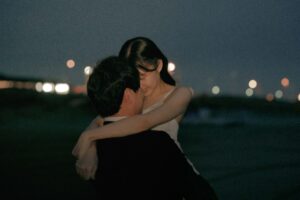 富山のコアラが洋装フォトウェディングを行なった新郎新婦がおでこを寄せ合っている様子