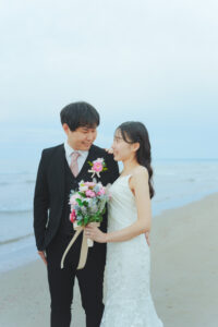富山のコアラで海フォトウェディングを行なった新郎新婦が見つめ合っている