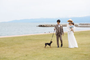 富山のコアラで海フォトウェディングを家族と愛犬と行なった新郎新婦のファミリーフォトウェディング
