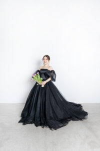 富山のコアラのスタジオで花嫁がブラックのドレスを着てブーケを持っているフォトウェディング
