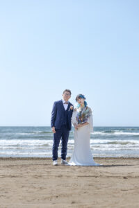 富山のコアラで海フォトウェディングを行なった新郎新婦のフォトウェディング