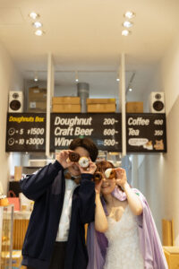 富山のコアラで街中フォトウェディングを行いドーナツ屋さんで撮影したフォトウェディング