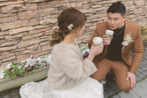 富山のコアラで冬に街中ロケーションフォトウェディングを行なった新郎新婦のフォトウェディング
