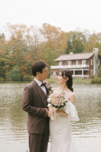 富山のコアラで軽井沢フォトウェディングを行なった新郎新婦が見つめ合っている様子