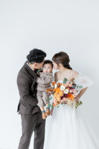 富山のコアラでスタジオファミリーフォトウェディングを行なった新郎新婦と子供