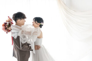 富山のコアラで洋装スタジオ撮影を行なった新郎新婦のフォトウェディング