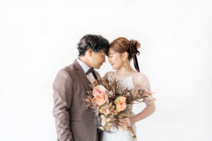 富山のコアラのスタジオでフォトウェディングを行なった新郎新婦がおでこを寄せ合っている様子
