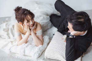 富山のコアラのスタジオで新郎新婦がくつろいで撮影しているフォトウェディング