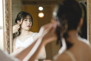 富山のコアラでフォトウェディングの支度をしている花嫁のフォトウェディング