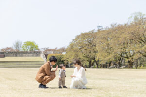 富山のコアラでロケーションファミリーフォトウェディングを行なった新郎新婦と子供