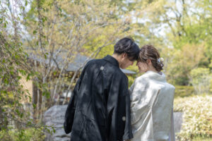 富山のコアラで和装ロケーションフォトウェディングを行なった新郎新婦がおでこを寄せ合っているフォトウェディング