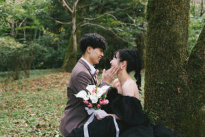 富山のコアラでブラックドレスを着て見つめ合いながら撮影しているフォトウェディング