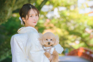 富山のコアラで和装ロケーションを行なった花嫁が愛犬と撮影している様子
