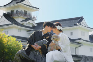 富山のコアラで和装フォトウェディングを行いおでこを寄せ合っている新郎新婦