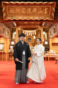 富山のコアラで神社で和装フォトウェディングを行なった新郎新婦のフォトウェディング