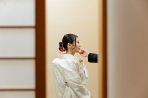 富山のコアラでウェディングを行なったお仕度中の花嫁