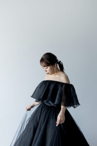 富山のコアラでブラックドレスを着た花嫁のソロショット