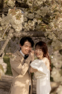 富山のコアラで桜と一緒に撮影した新郎新婦のフォトウェディング