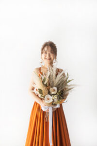 富山のコアラで洋装フォトウェディングを行なった花嫁がブーケを持っている様子