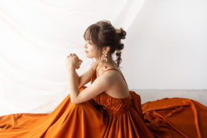 富山のコアラのスタジオでテラコッタドレスを着た花嫁のフォトウェディング