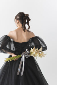 富山のコアラのスタジオで後ろ姿の撮影をしている花嫁のフォトウェディング