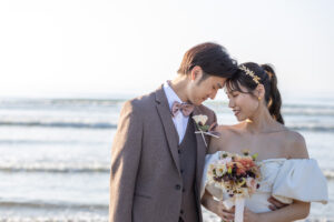 富山のコアラで海フォトウェディングを行なった新郎新婦のフォトウェディング