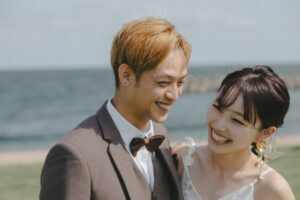 富山のコアラで海フォトウェディングを行なった新郎新婦のフォトウェディング