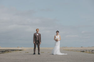 富山のコアラで海フォトウェディングを行なった新郎新婦のフォトウェディング