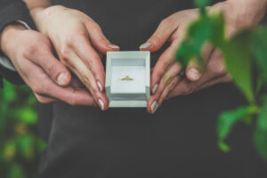 富山のコアラでフォトウェディングを行なった新郎新婦の指輪と手元