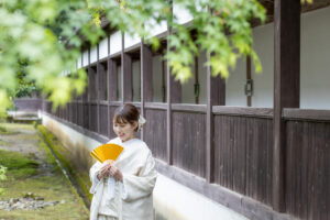 富山のコアラで和装ロケーションフォトウェディングを行なった花嫁が扇子を持っている様子