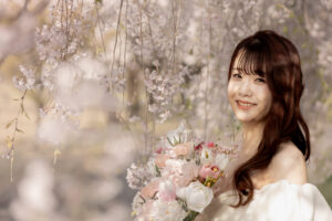 富山のコアラで桜と共にフォトウェディングを行なっている花嫁のフォトウェディング