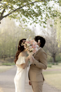 富山のコアラでブーケとともにフォトウェディングを行なった新郎新婦のフォトウェディング