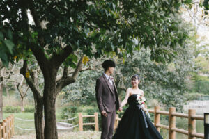 富山のコアラで洋装ロケーションフォトウェディングを行なっている新郎新婦が手を繋いで歩いている様子