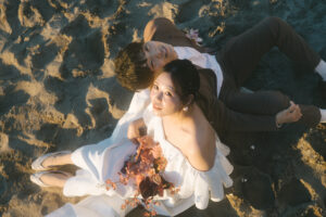 富山のコアラで砂浜で撮影した新郎新婦のフォトウェディング