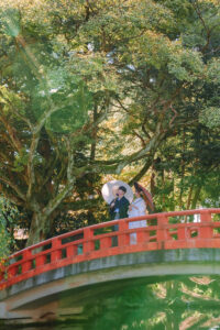 富山のコアラで和装フォトウェディングを行なった新郎新婦が和傘を指して橋の上で撮影しているフォトウェディング