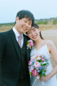 富山のコアラで海フォトウェディングを行なった新郎新婦が笑顔のフォトウェディング