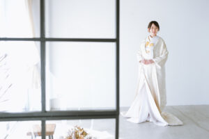 富山のコアラのスタジオで白無垢を着て撮影した花嫁のソロショット