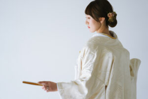 富山のコアラのスタジオで白無垢を着て撮影した花嫁のソロショット