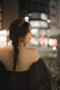 富山のコアラでナイトフォトウェディングを行なった花嫁の後ろ姿