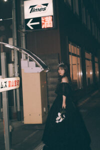 富山のコアラでナイトロケーションフォトウェディングを富山の街中で行った花嫁のソロショット