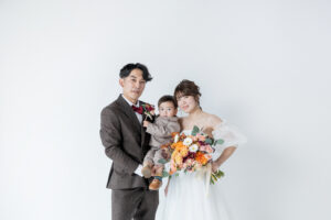 富山のコアラのスタジオでファミリーフォトウェディングを行なった新郎新婦のフォトウェディング