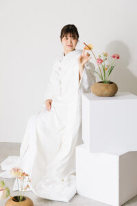 富山のコアラのスタジオで和装フォトウェディングを行なった花嫁とお花のソロショット