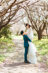富山のコアラで桜と共に春に撮影を行なった新郎新婦のフォトウェディング