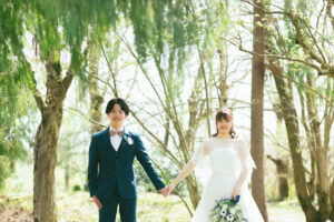 富山のコアラで春にフォトウェディングを行なった新郎新婦が手を繋いでいるフォトウェディング