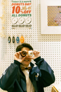 富山のコアラでドーナツ屋さんで撮影した新郎のフォトウェディング