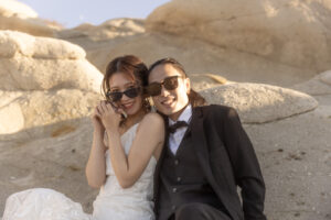 富山のコアラで海フォトウェディングを行なった新郎新婦がサングラスをかけているフォトウェディング