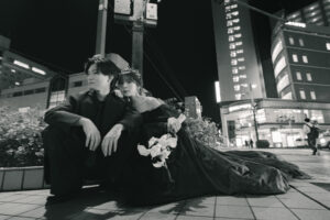 富山のコアラでナイトフォトウェディングを行なった新郎新婦のモノクロフォトウェディング