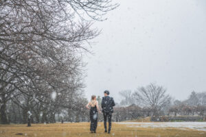 富山のコアラで雪の中を走る新郎新婦のフォトウェディング