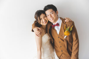 富山のコアラのスタジオで撮影した新郎新婦の笑顔のフォトウェディング