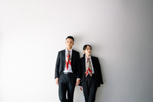 富山のコアラのスタジオでリンクコーデをした新郎新婦のフォトウェディング